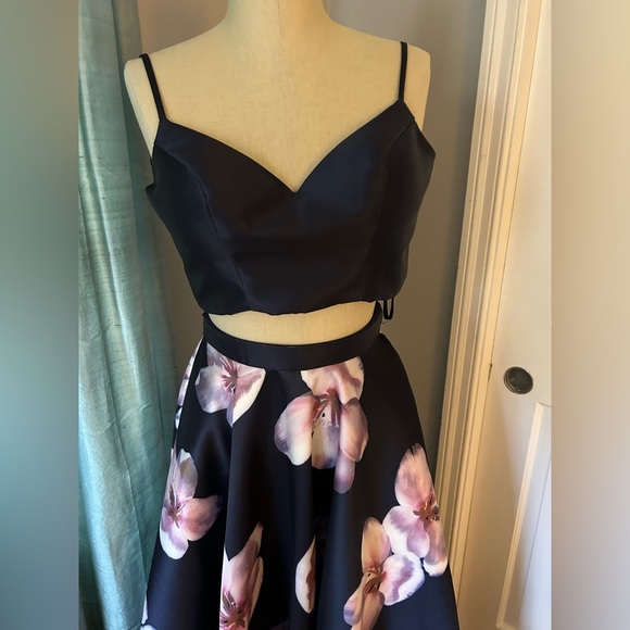 Two piece gown - Picture 2 of 2